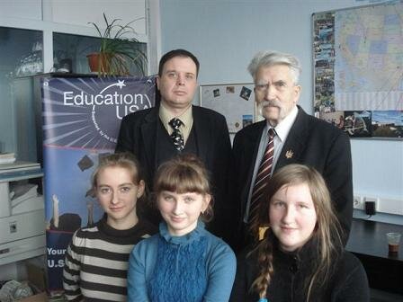 Учні, школярі, що відвідують факультатив права на фото разом з Левко Лук'яненко